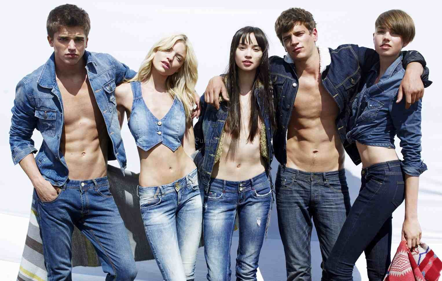 Мужчины модели в джинсе