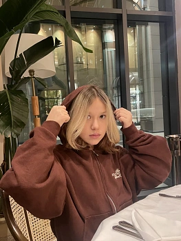 Вечканова Николь 